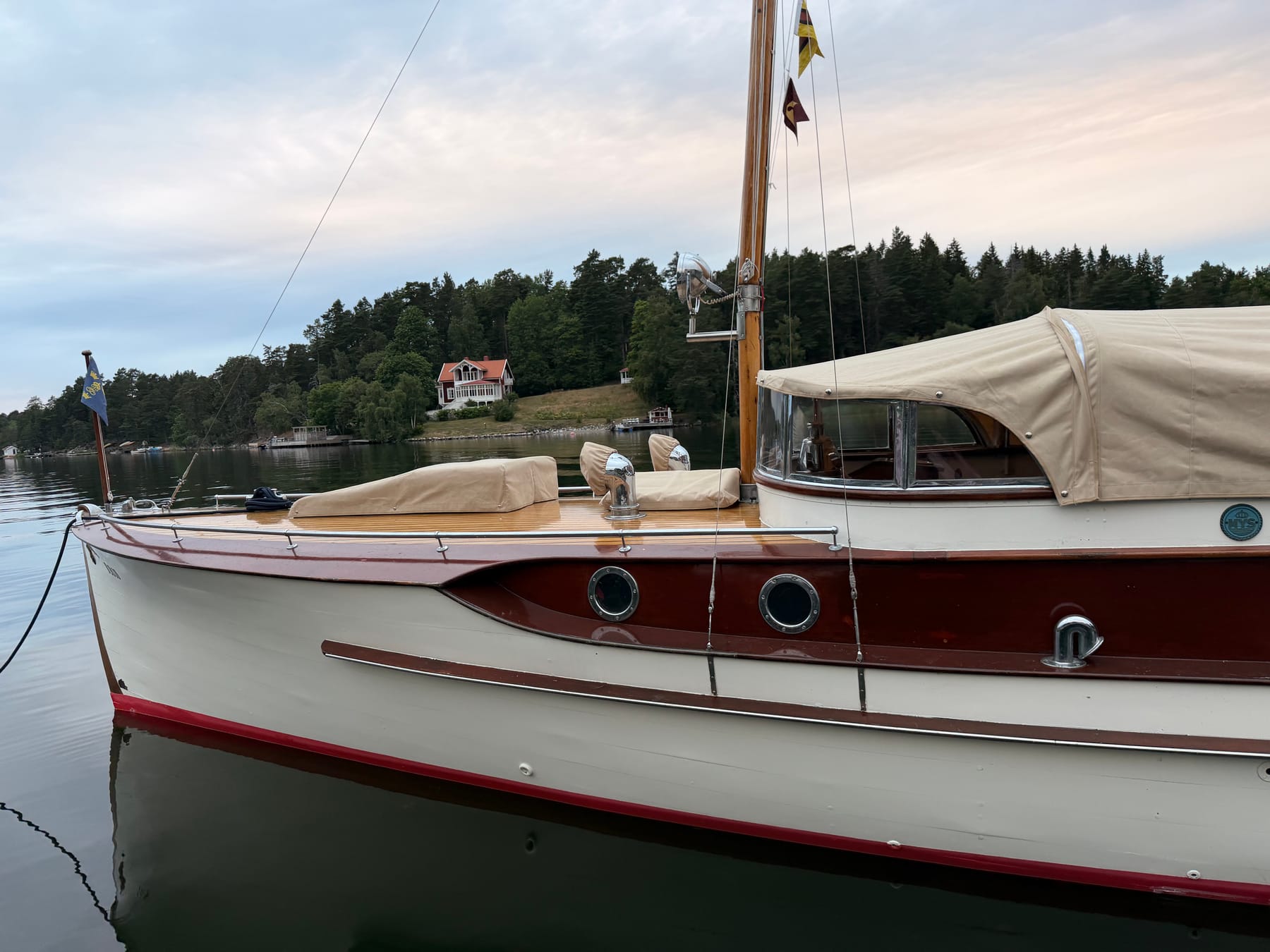 Mahognyskrov med MYS-plakett och mässingsdetaljer på m/y IAN