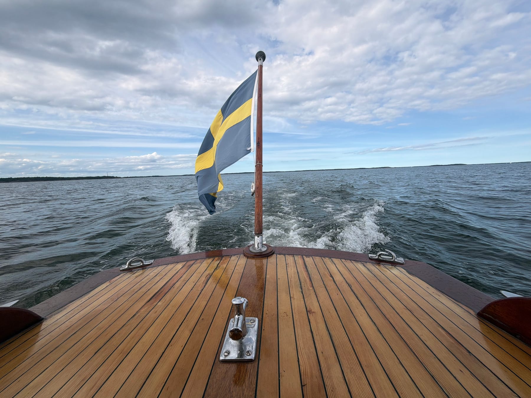 Teakdäck och svensk flagga ombord på m/y IAN