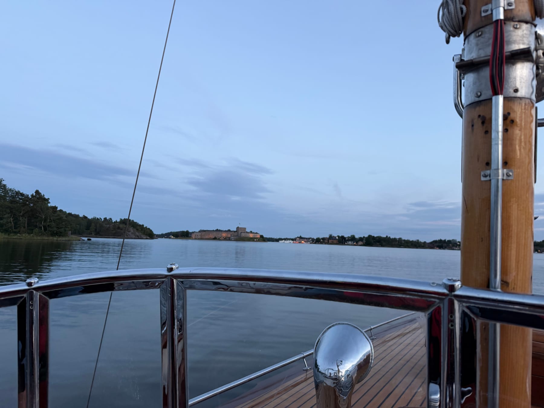 Deck und Schären im Abendlicht
