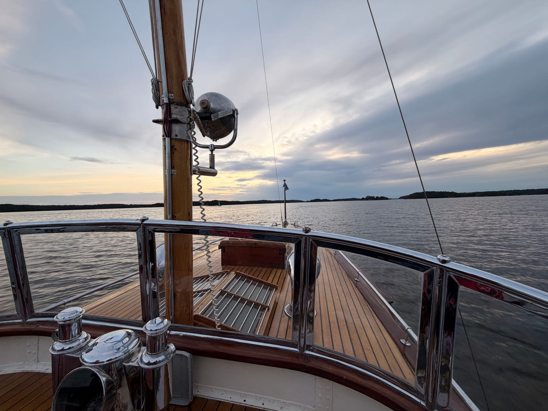 Sonnenuntergang über dem Stockholmer Schärengarten vom Vordeck der m/y IAN