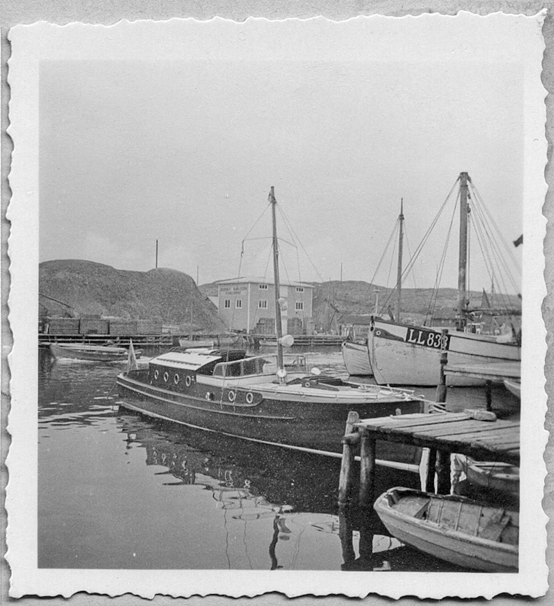 IAN förtöjd i fiskehamn på västkusten