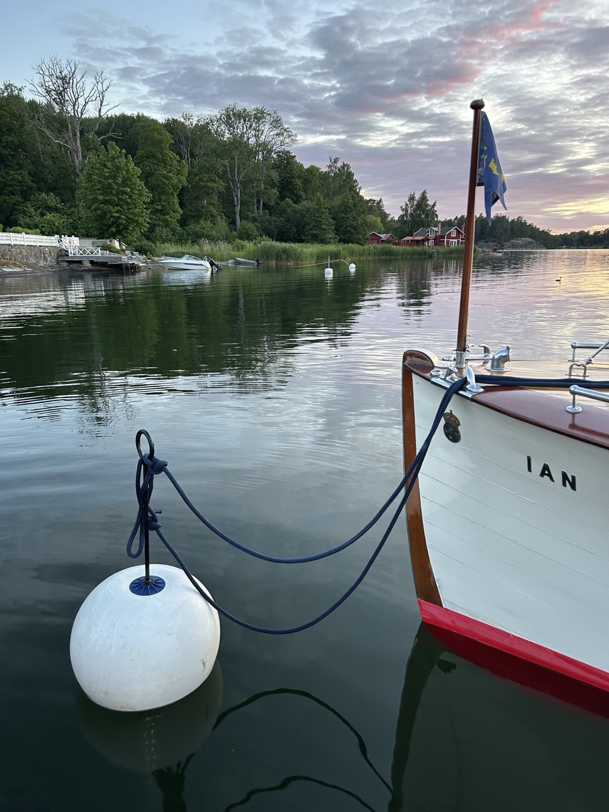 m/y IAN med namnet på fören