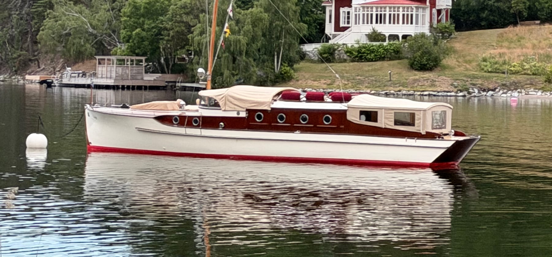 m/y IAN 1928 sedd i profil i Stockholms skärgård
